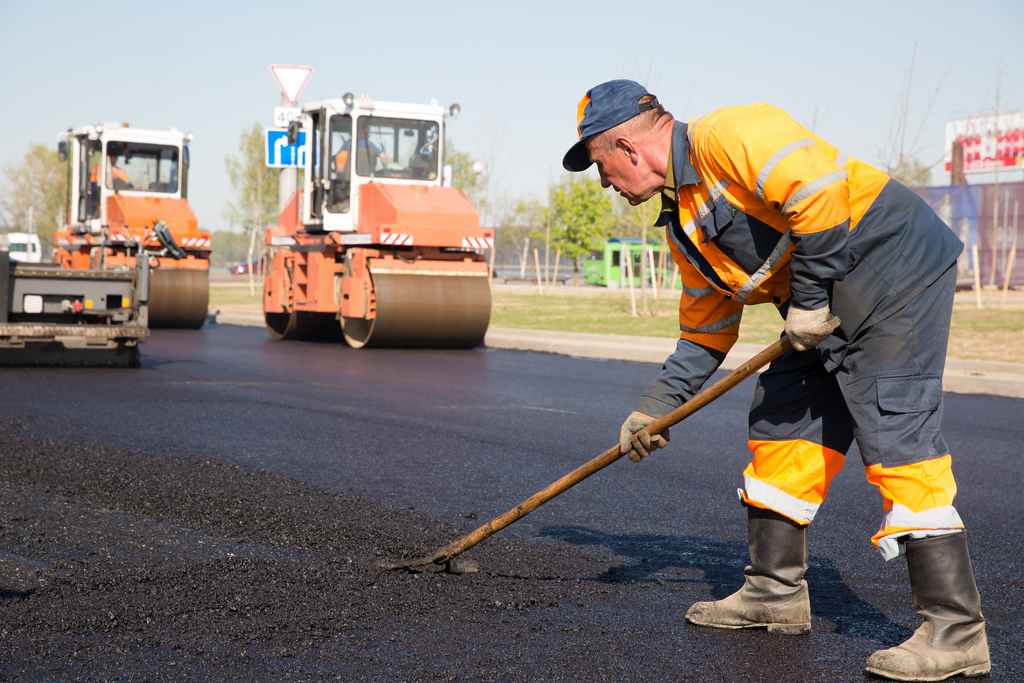 Construction worker sun protection - RISK Health & Safety Training